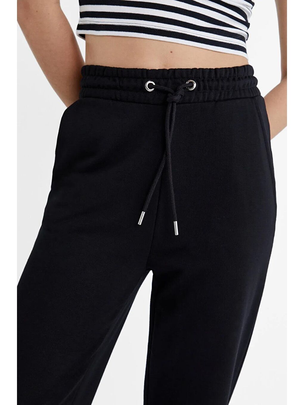 Siyah Pamuklu Comfort Fit Normal Bel Lastikli Paça Kadın Eşofman Altı 25Y0214K1-3