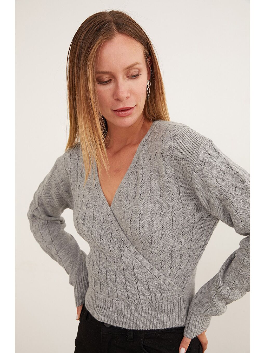 Gri Saç Örgüsü Desenli Kruvaze Yaka Triko Kazak