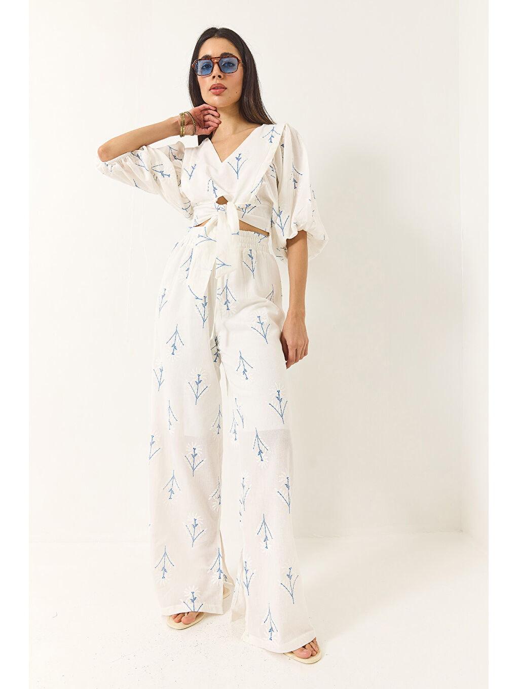 Beyaz Kadın Nakışlı V Yaka Bluz Yüksek Bel Astarlı Pantolonlu Keten Alt-Üst Takım-4