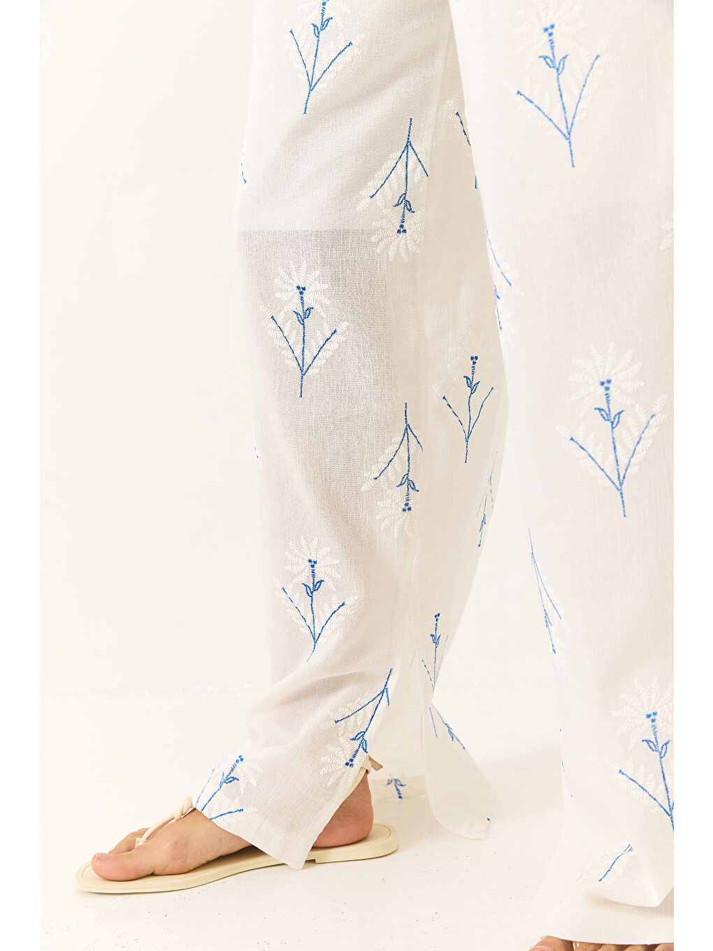 Beyaz Kadın Nakışlı V Yaka Bluz Yüksek Bel Astarlı Pantolonlu Keten Alt-Üst Takım-5