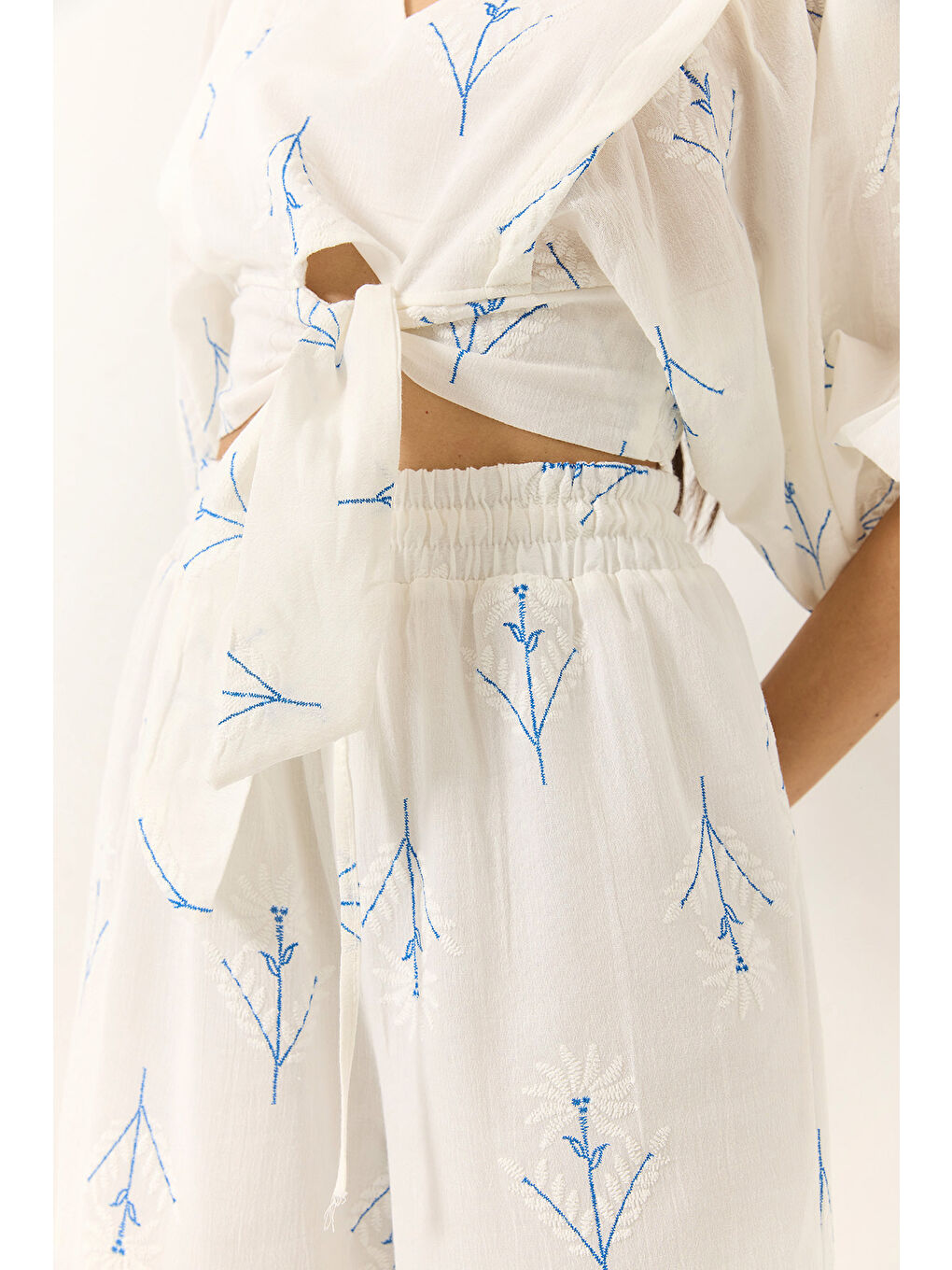 Beyaz Kadın Nakışlı V Yaka Bluz Yüksek Bel Astarlı Pantolonlu Keten Alt-Üst Takım-6