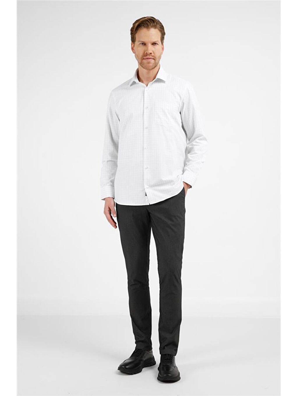 Beyaz - Lacivert Kareli Desen Sert Yaka Uzun Kol Cepli Comfort Fit Pamuklu Gömlek 1004255279-1