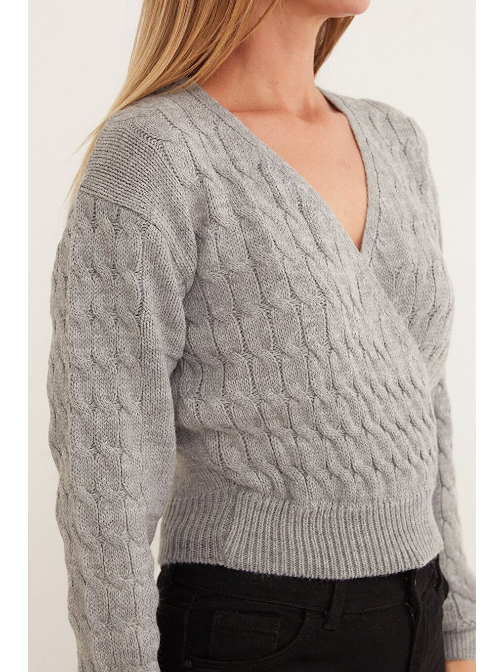 Gri Saç Örgüsü Desenli Kruvaze Yaka Triko Kazak-4