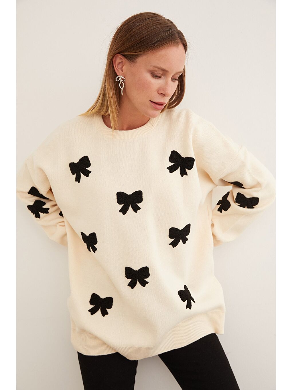 Ekru Kurdele Nakışlı Bisiklet Yaka Oversize Triko Kazak