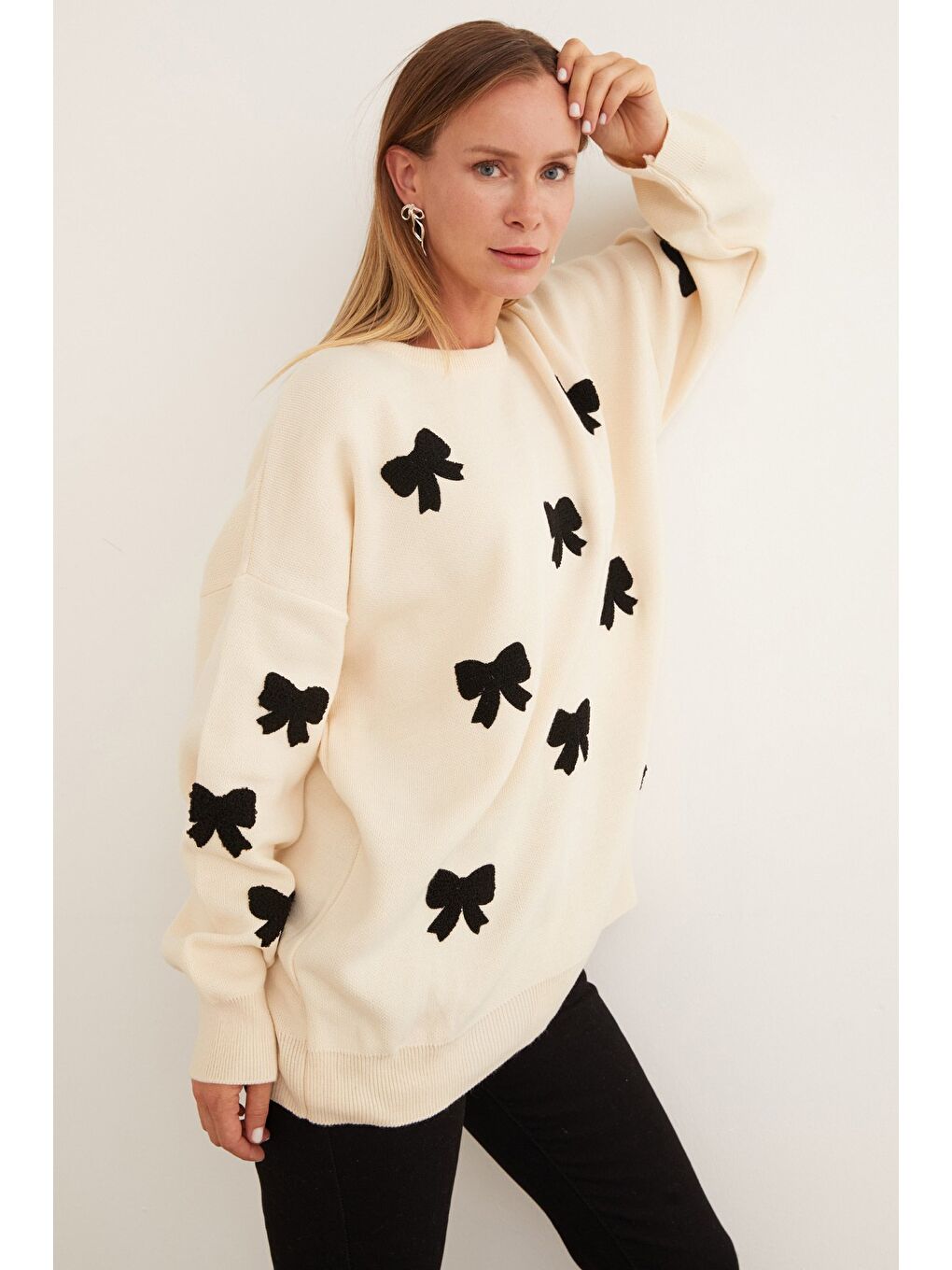 Ekru Kurdele Nakışlı Bisiklet Yaka Oversize Triko Kazak-1