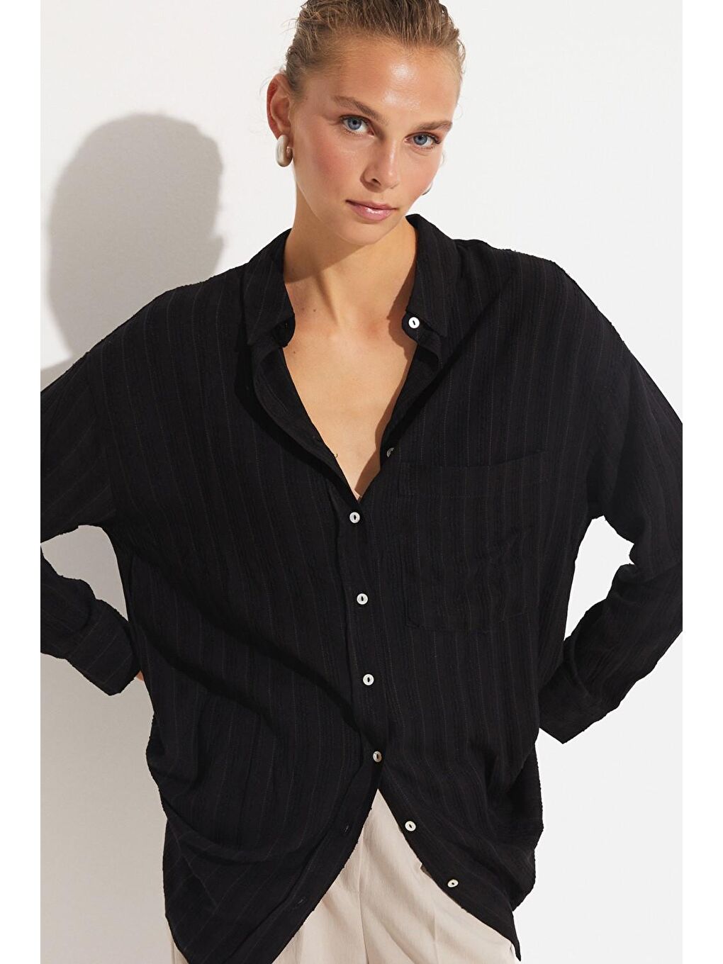 Siyah Kadın Exclusive Boyfriend/Geniş Kalıp Viskon Karışımlı Gömlek-1