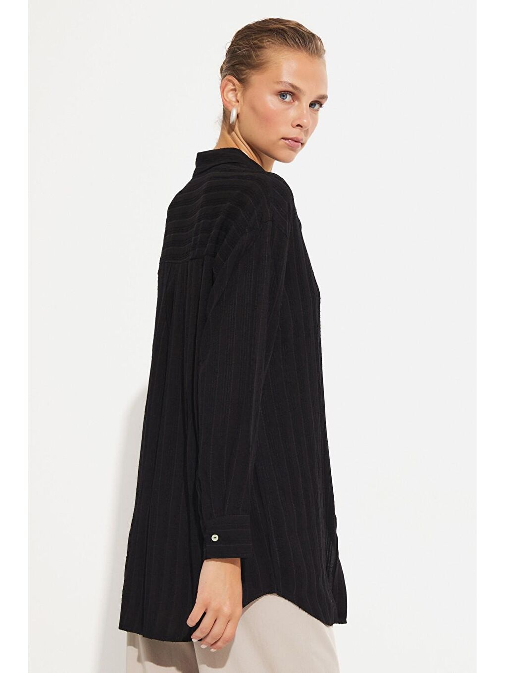 Siyah Kadın Exclusive Boyfriend/Geniş Kalıp Viskon Karışımlı Gömlek-3