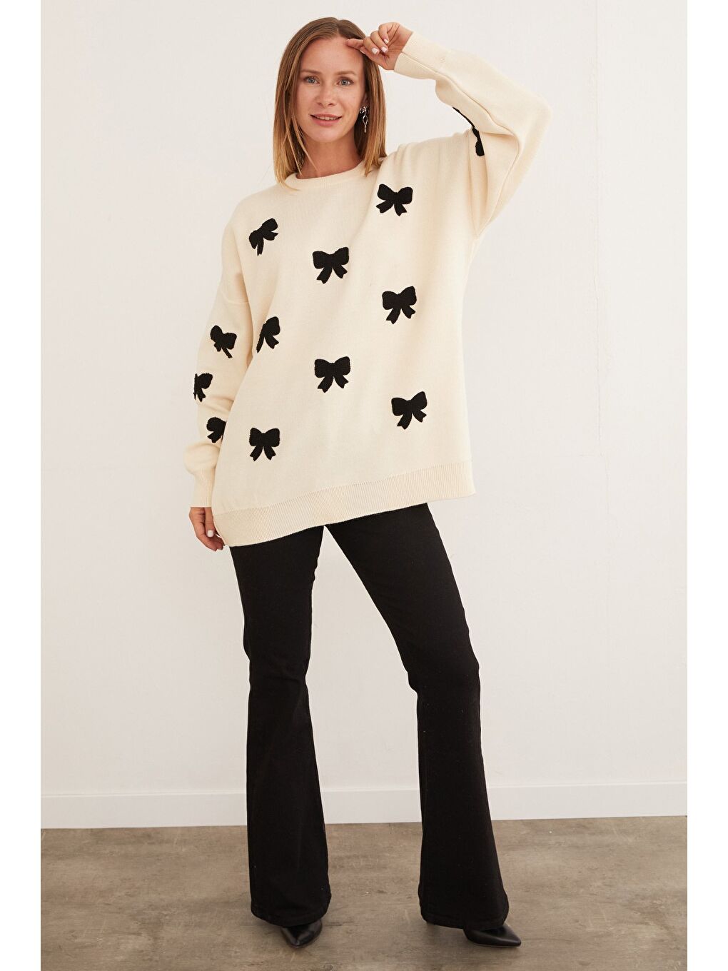 Ekru Kurdele Nakışlı Bisiklet Yaka Oversize Triko Kazak-3