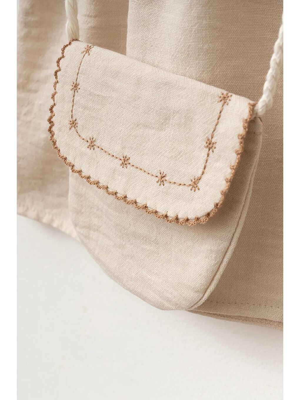 Bej Kız Çocuk Pamuklu Nakışlı Çantalı Elbise-2