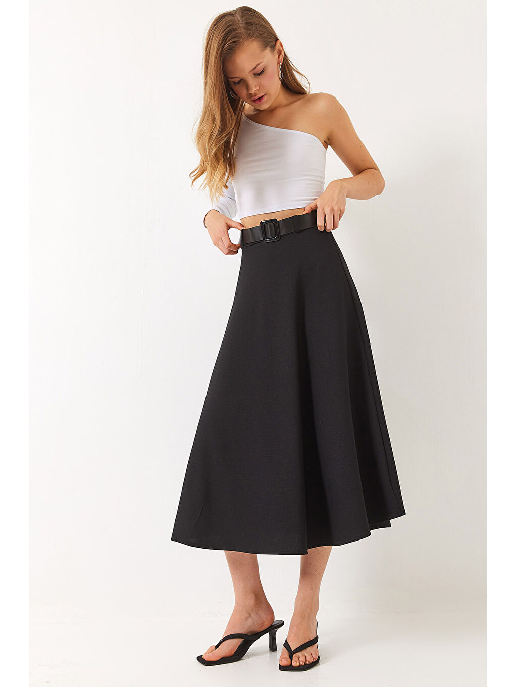 Siyah Kadın Kemerli Kloş Örme Maxi Boy Etek