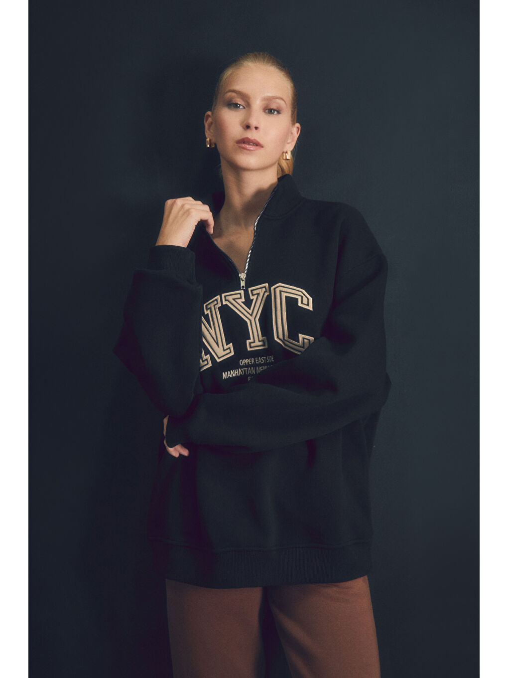 Fullamoda Siyah Nyc Nakışlı Dik Yaka Yarım Fermuarlı Oversize Sweatshirt - 2