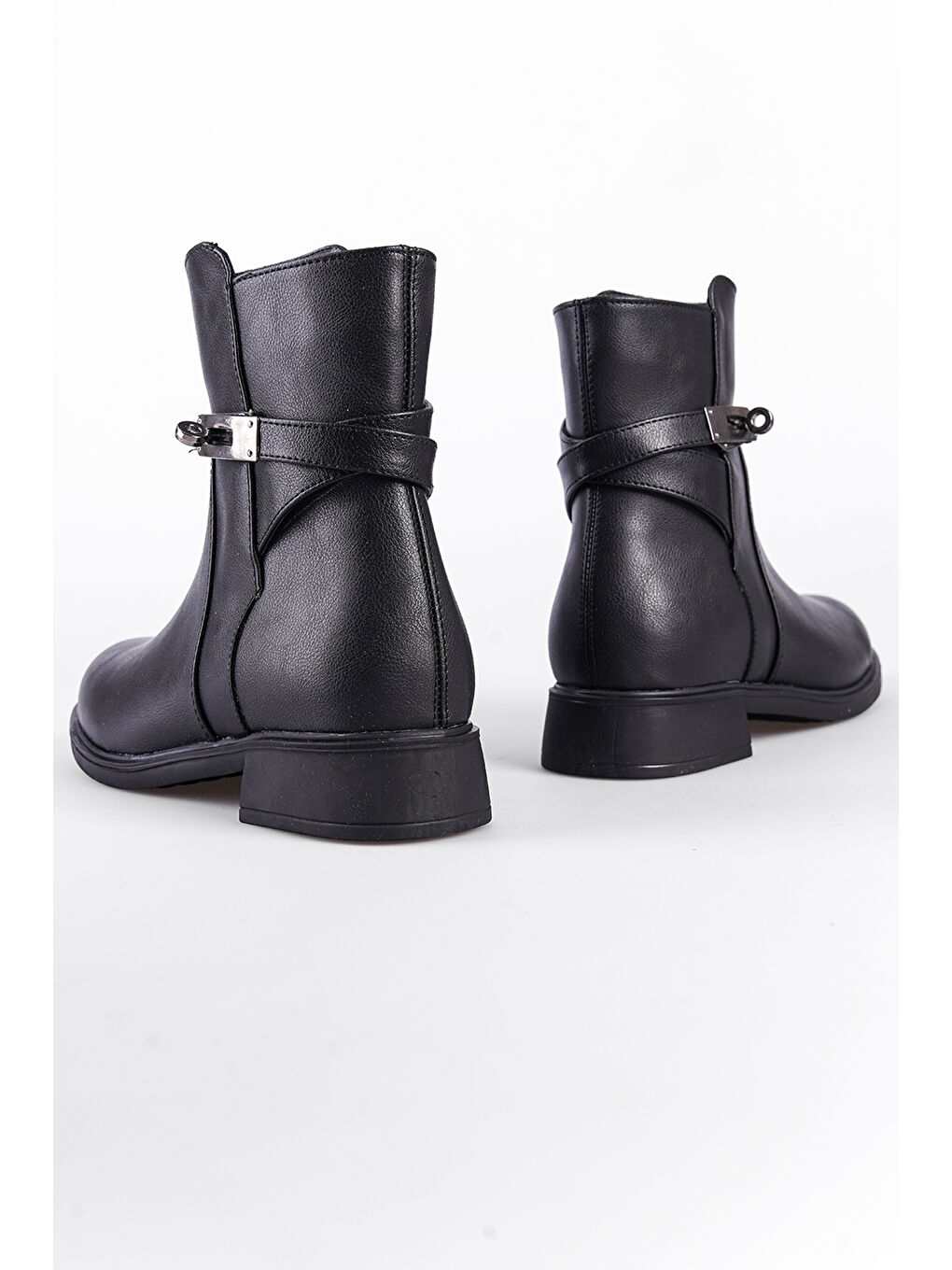 Siyah Metal Tokalı Fermuarlı Kadın Bot-2