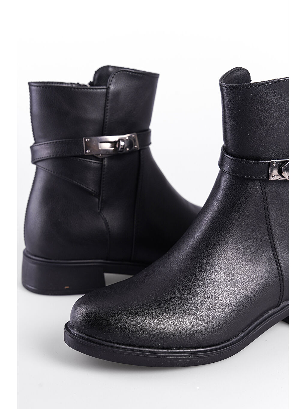 Siyah Metal Tokalı Fermuarlı Kadın Bot-3