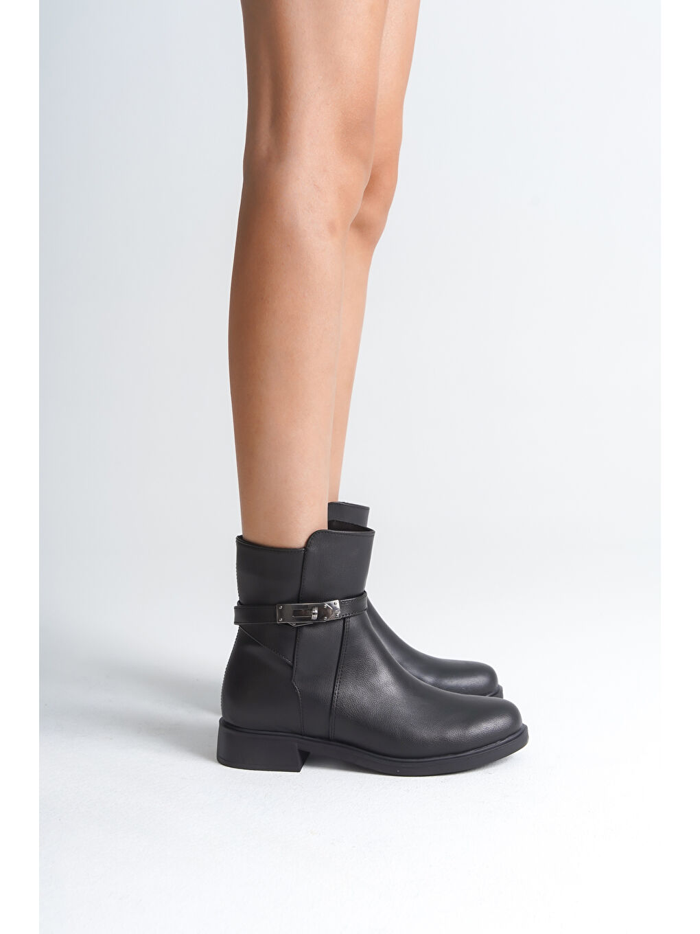 Siyah Metal Tokalı Fermuarlı Kadın Bot-4