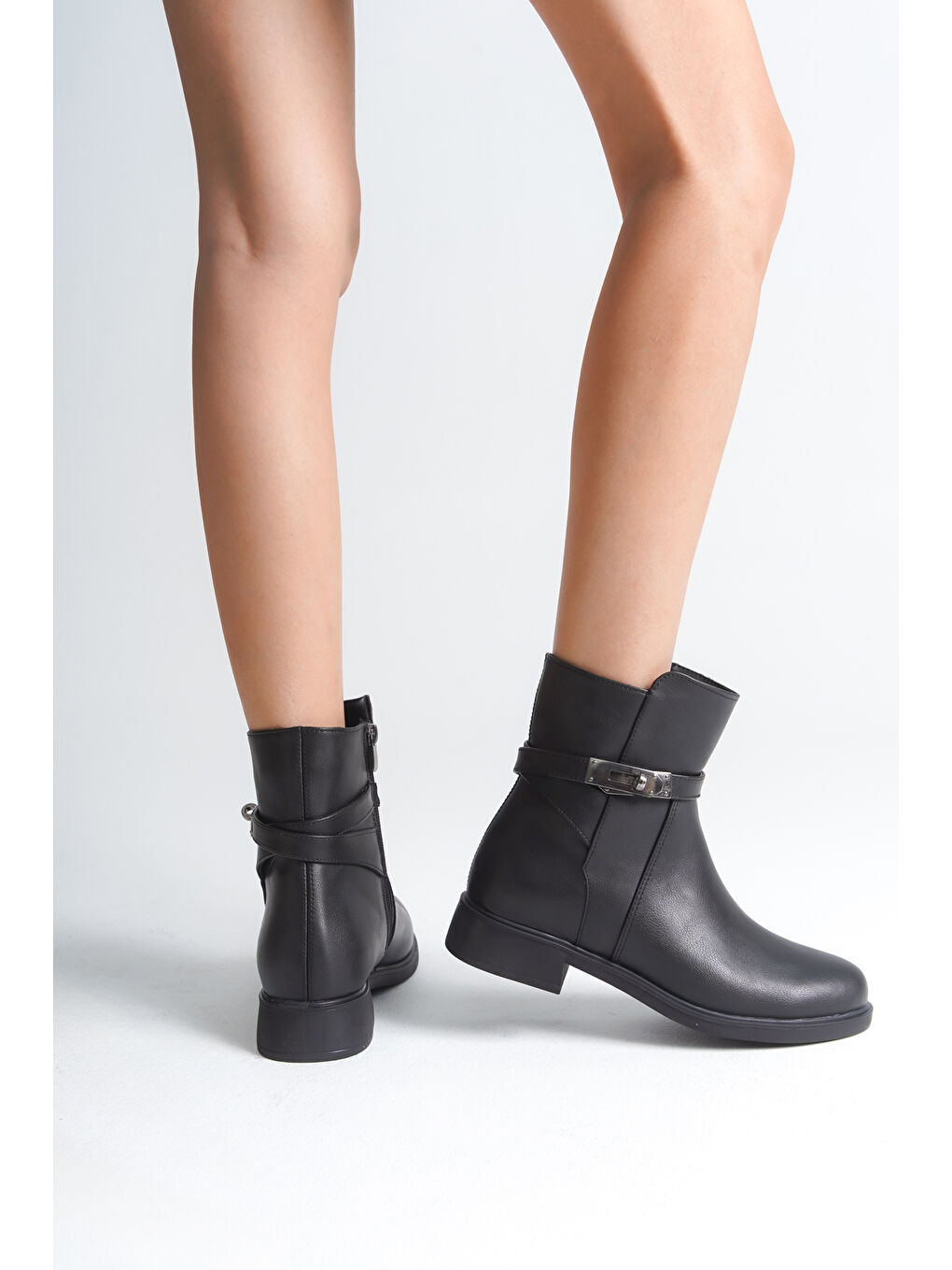 Siyah Metal Tokalı Fermuarlı Kadın Bot-5