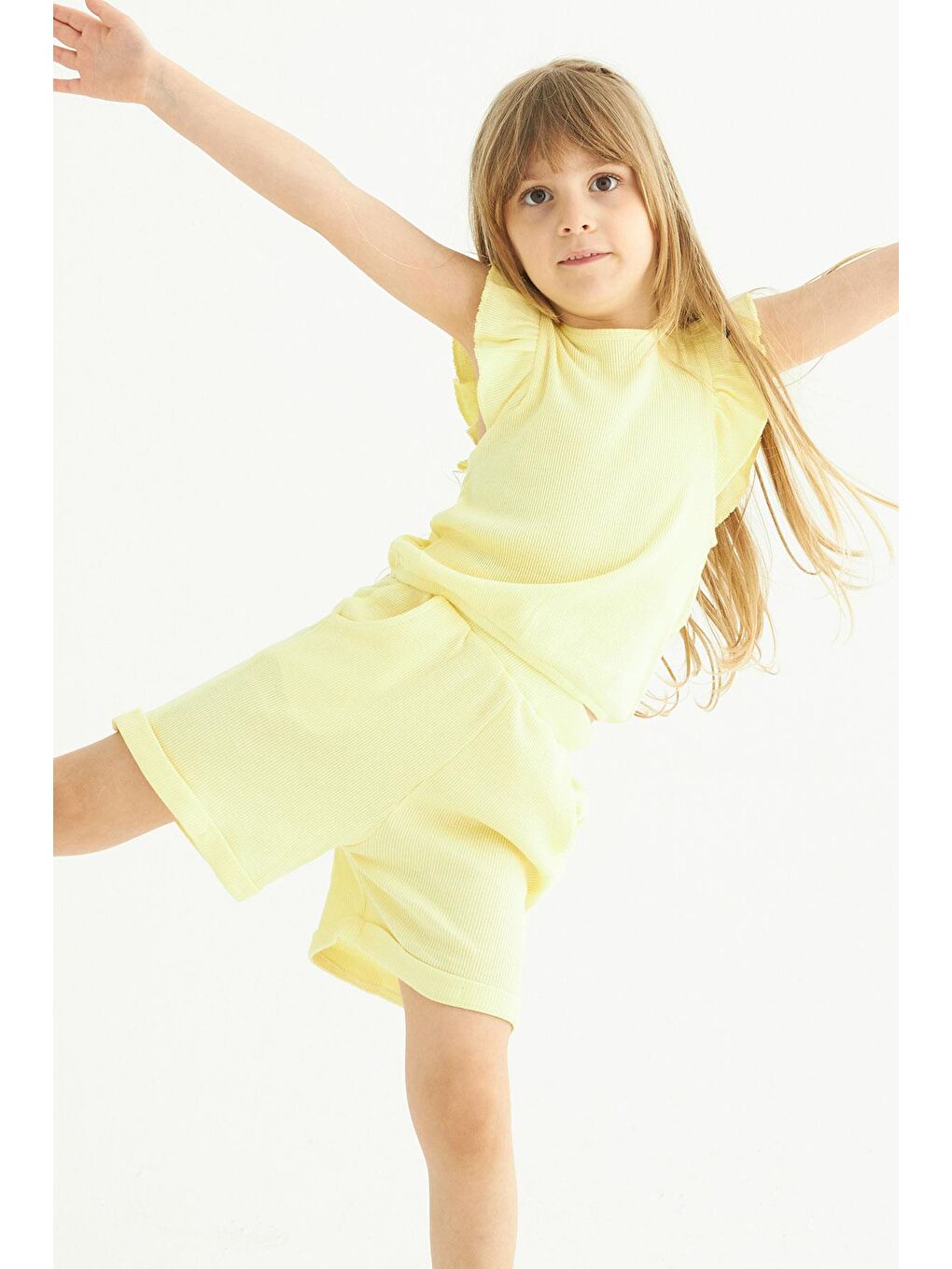 Sarı Bisiklet Yaka Omuzları Fırfırlı Kız Çocuk Şortlu Takım-3