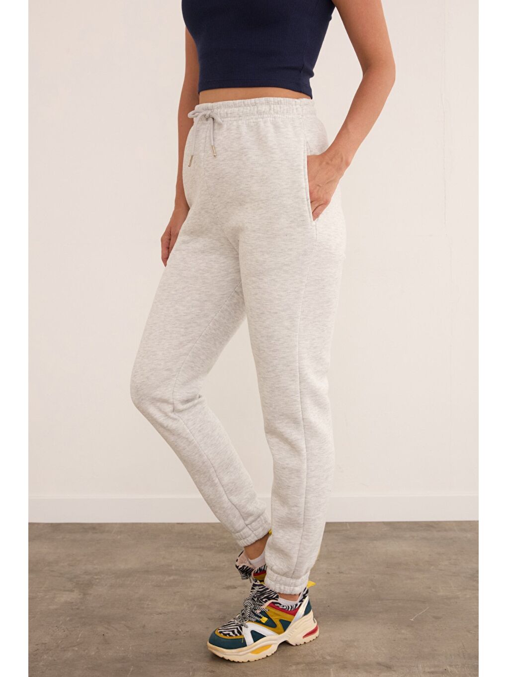Gri 3 İplik Bağlamalı Cepli Jogger Eşofman Altı-2