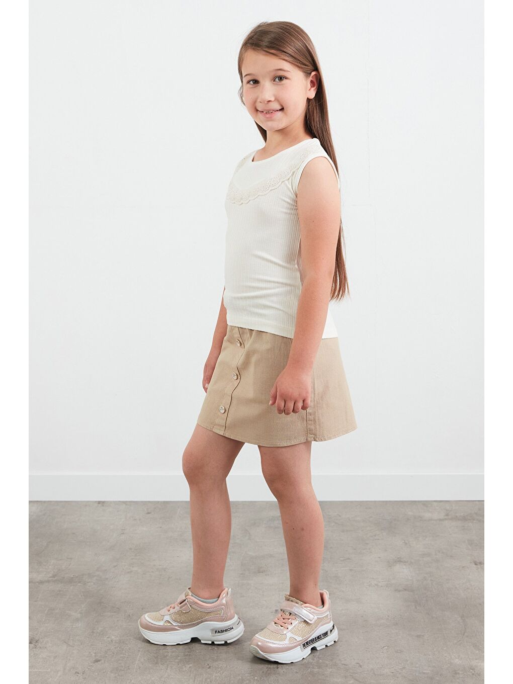 Ekru Önü Fırfırlı Kız Çocuk Kolsuz Bluz-1