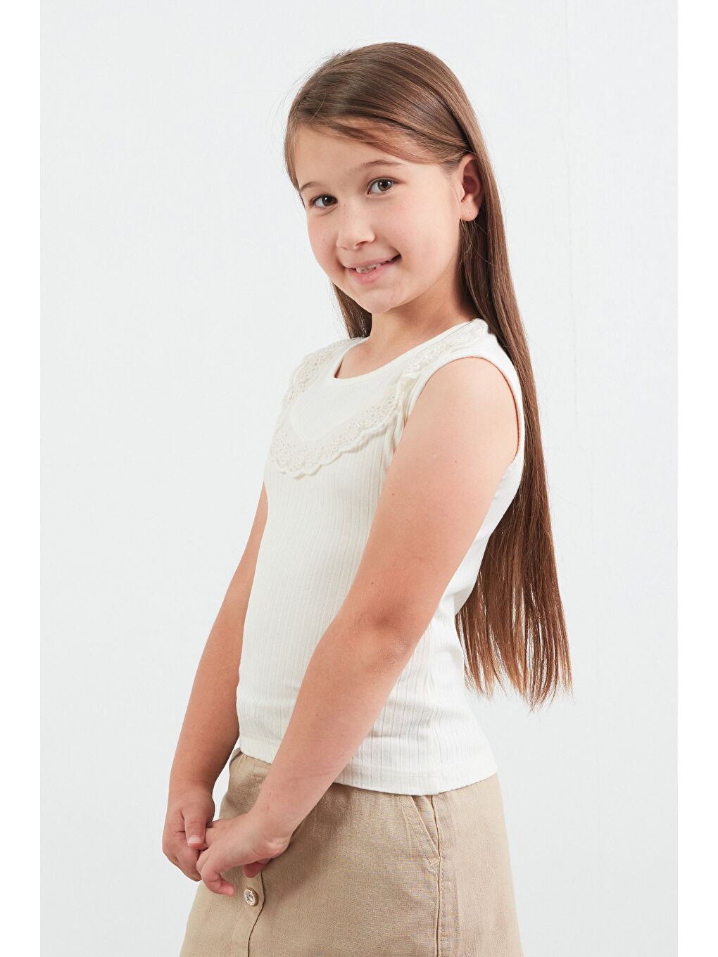 Ekru Önü Fırfırlı Kız Çocuk Kolsuz Bluz-4