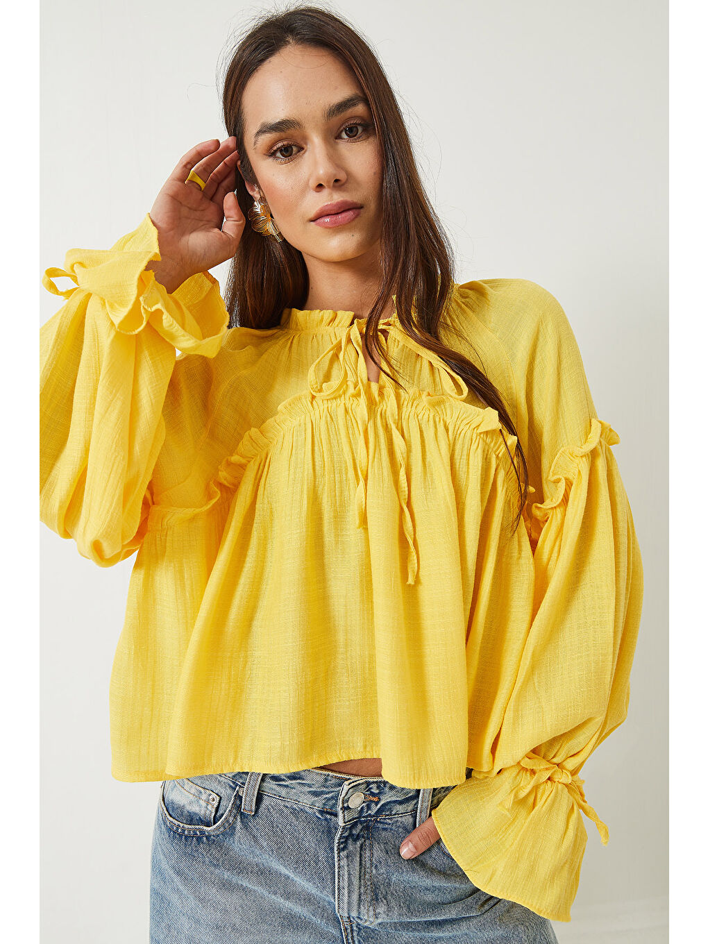 Sarı Kadın Bağlama Detaylı Balon Kol Salaş Gofre Bluz-1