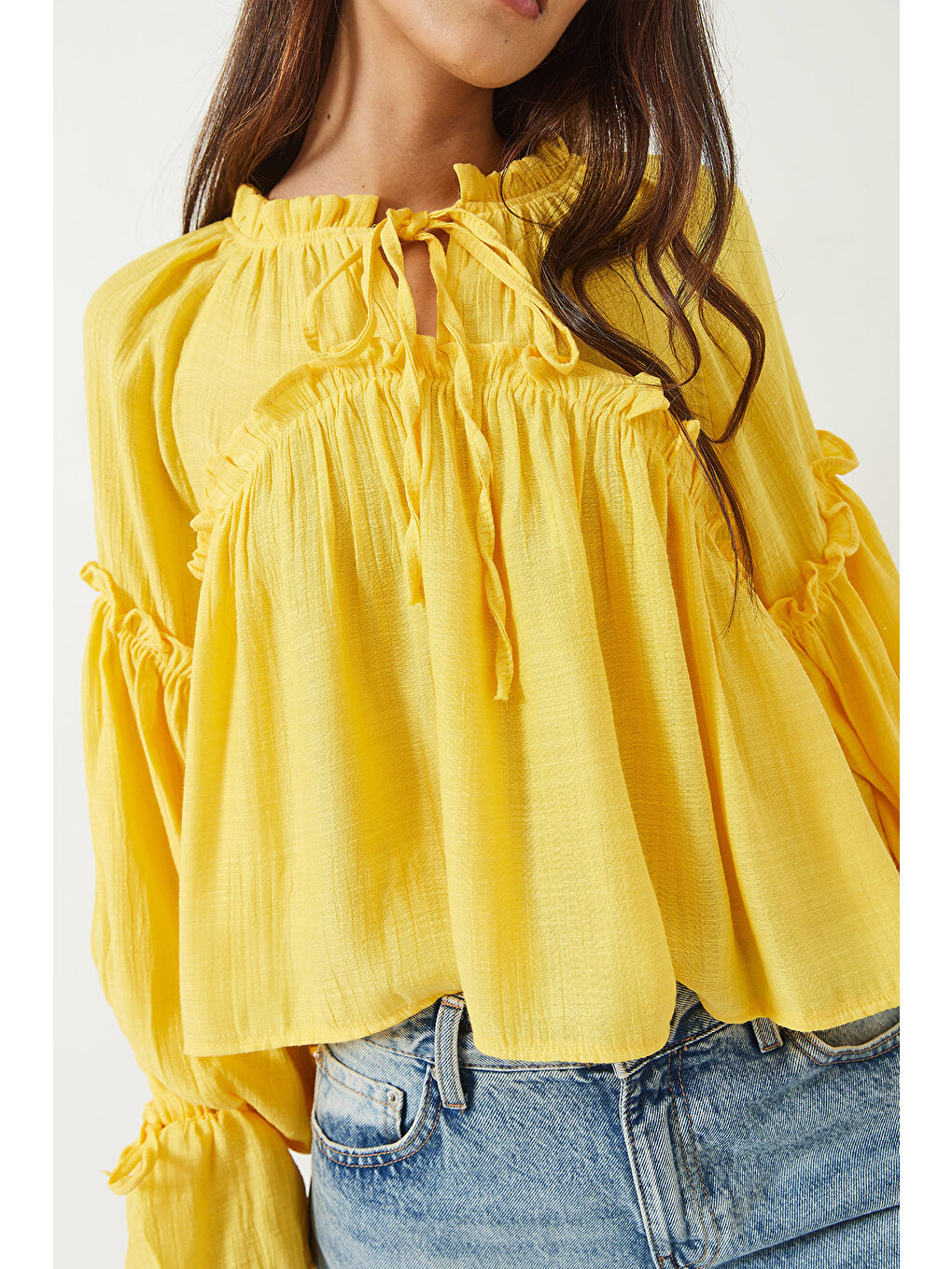 Sarı Kadın Bağlama Detaylı Balon Kol Salaş Gofre Bluz-4