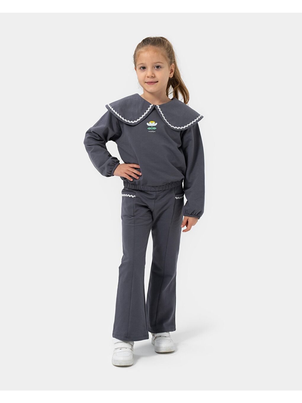 Antrasit Kız Çocuk Pamuklu Gri Çiçek Nakışlı Geniş Yaka Sweat Ve Volan Paça Pantolon Takım