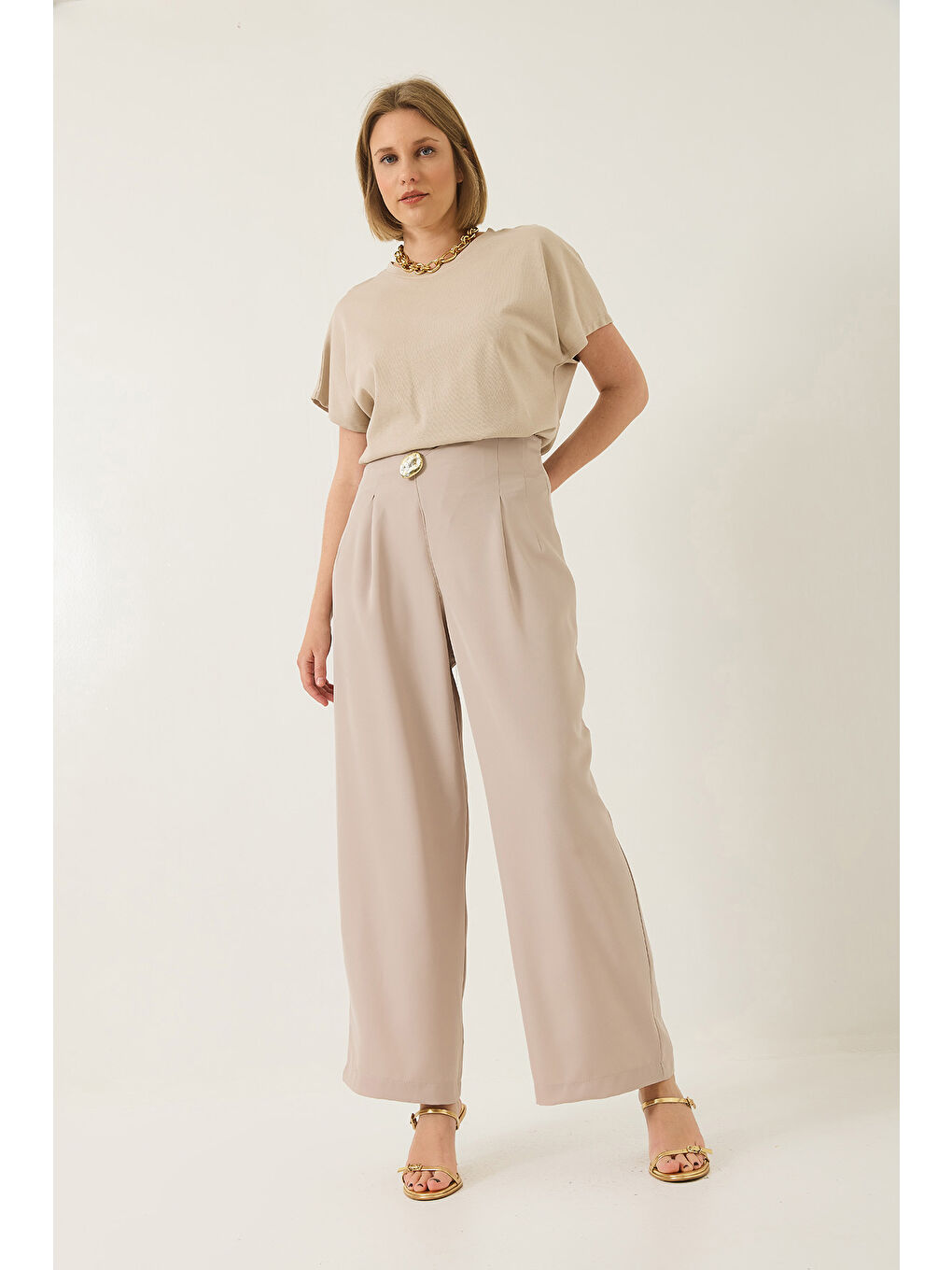 Bej Kadın Yüksek Bel Pens Detaylı Aksesuarlı Gizli Fermuarlı Bol Klasik Pantolon-3