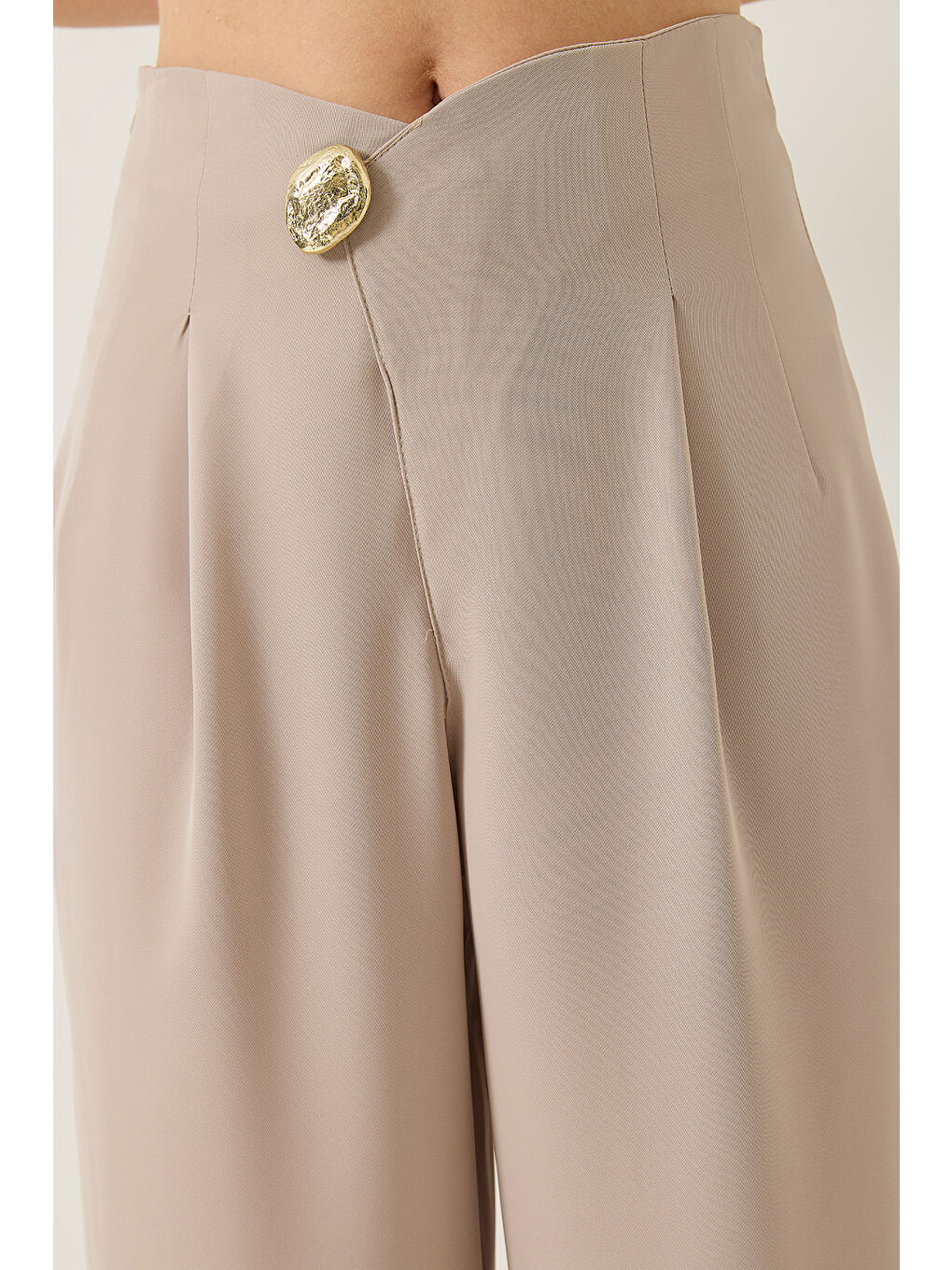 Bej Kadın Yüksek Bel Pens Detaylı Aksesuarlı Gizli Fermuarlı Bol Klasik Pantolon-5