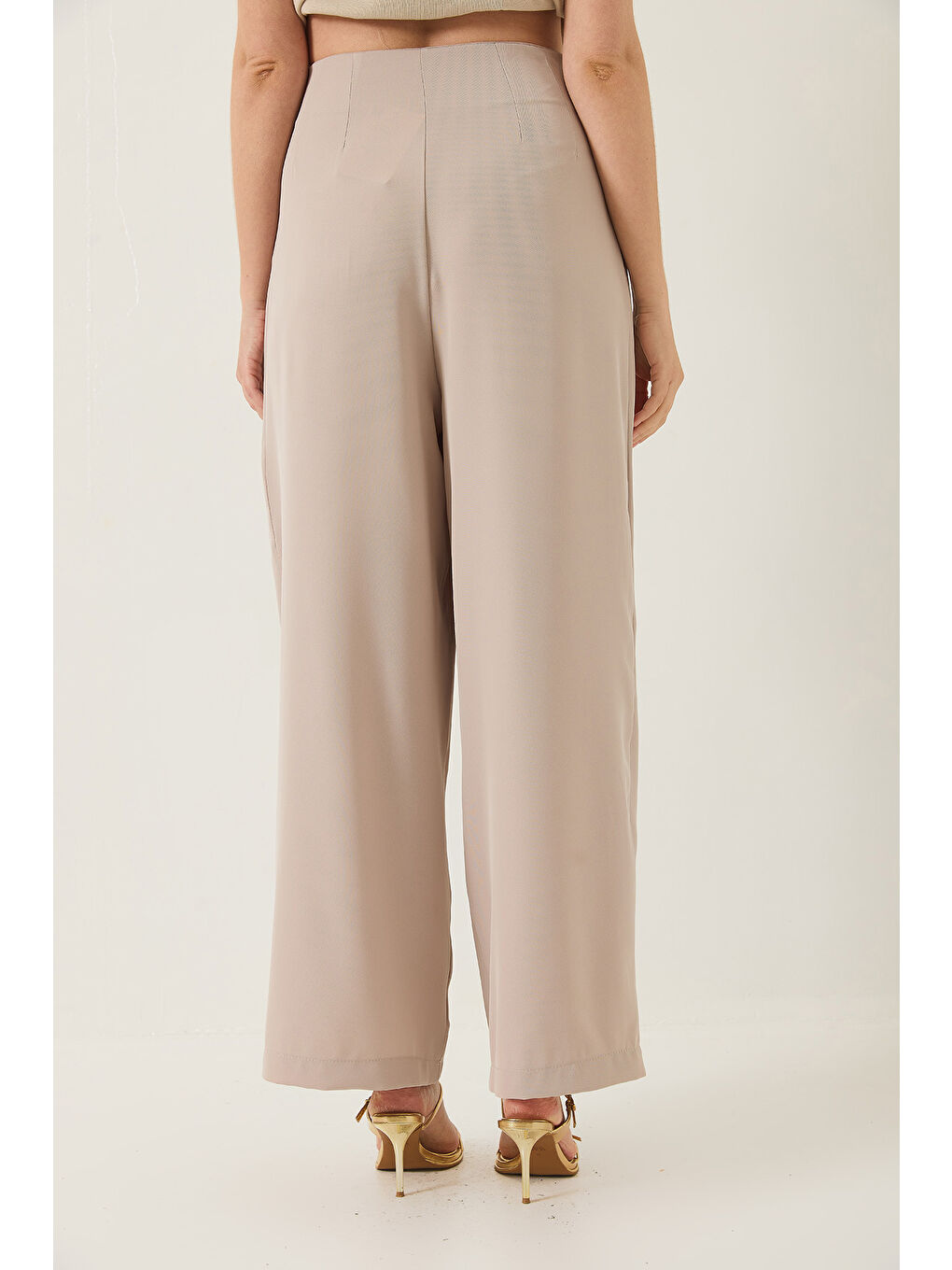 Bej Kadın Yüksek Bel Pens Detaylı Aksesuarlı Gizli Fermuarlı Bol Klasik Pantolon-6