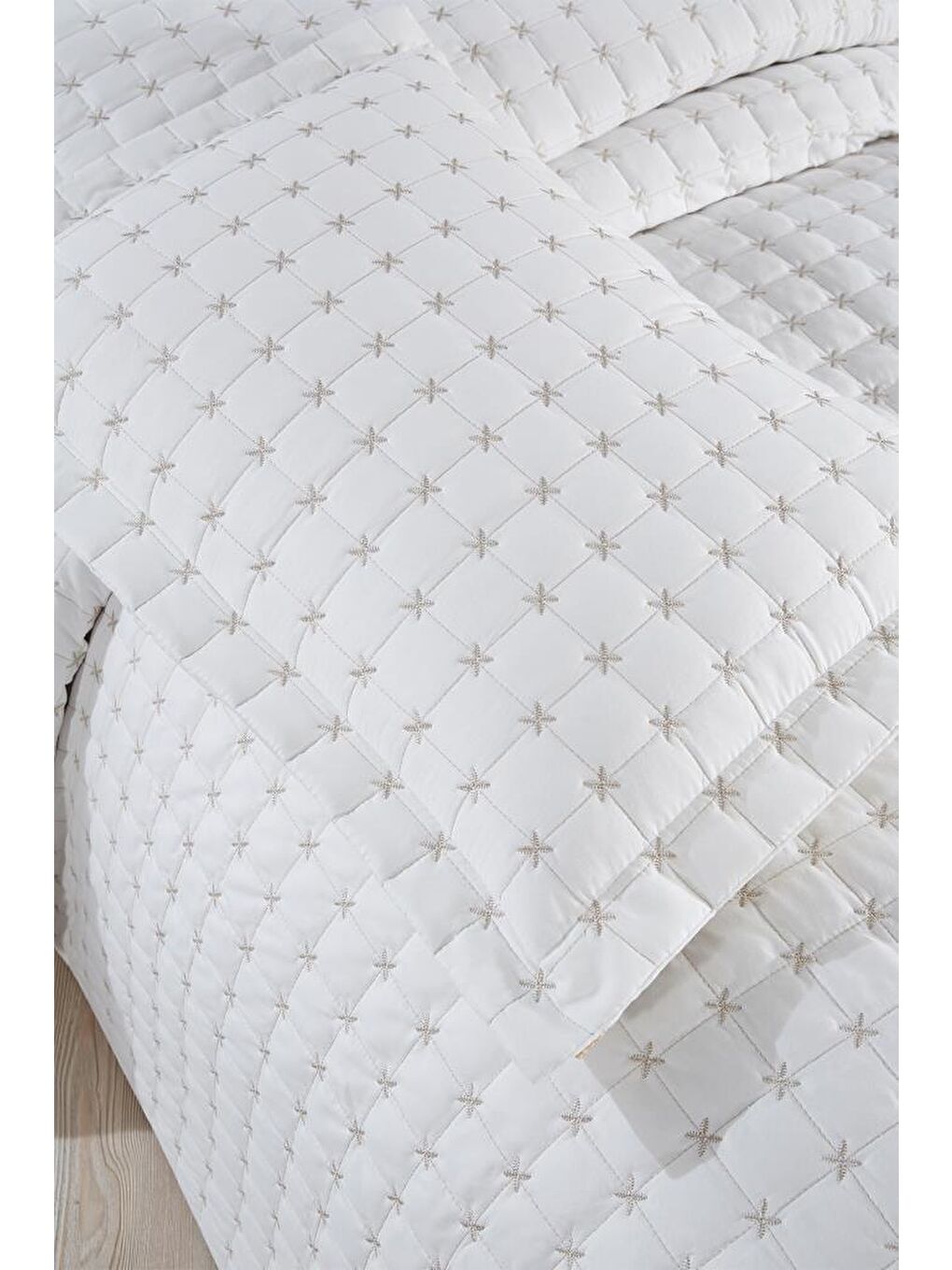 Ekru Yıldız Tek Kişilik Kapitoneli Yatak Örtüsü Krem-7