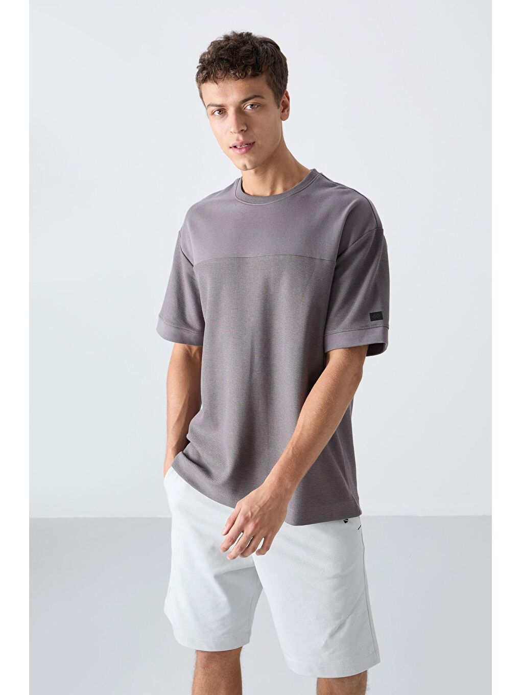 TOMMYLIFE Koyu Gri Pamuklu Kalın Yüzeyi Dokulu Oversize Fit Basic Erkek T-Shirt - 88340