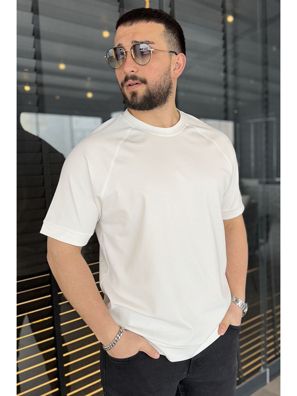 Ekru Erkek Bisiklet Yaka Kendinden Desenli Amblem Detaylı Tişört