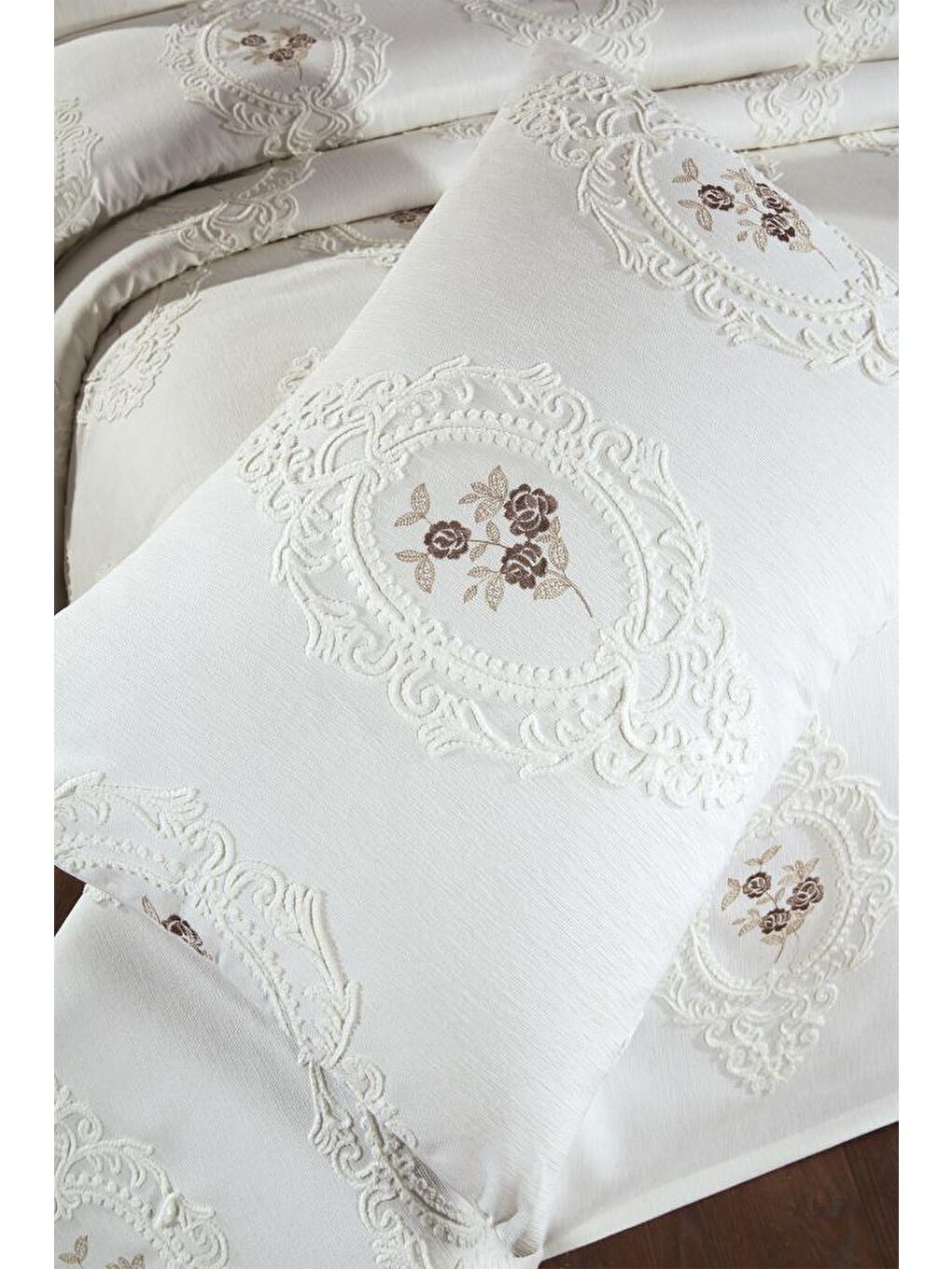 Gardenlove Nakışlı Şönil 3 Parça Çift Kişilik Yatak Örtüsü Bej-3