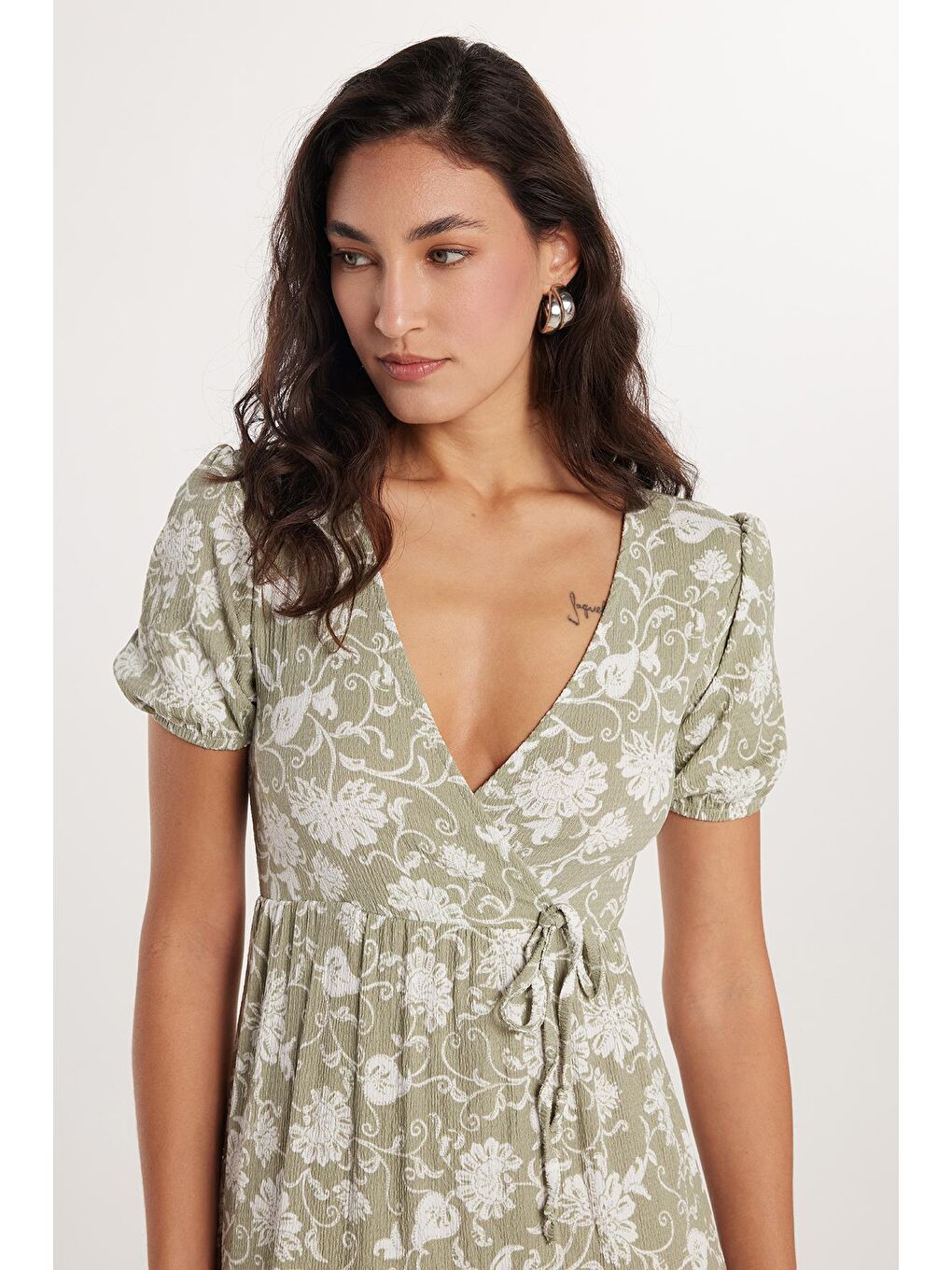 Kadın Slim Fit Dar Kesim Kısa Kollu Baskılı Gofre V Yaka Yeşil Elbise-1