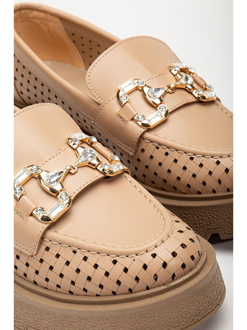 Bej Kadın Nude Yanı Şerit Detaylı Önü Taşlı Tokalı Kalın Poli Taban Loafer-2