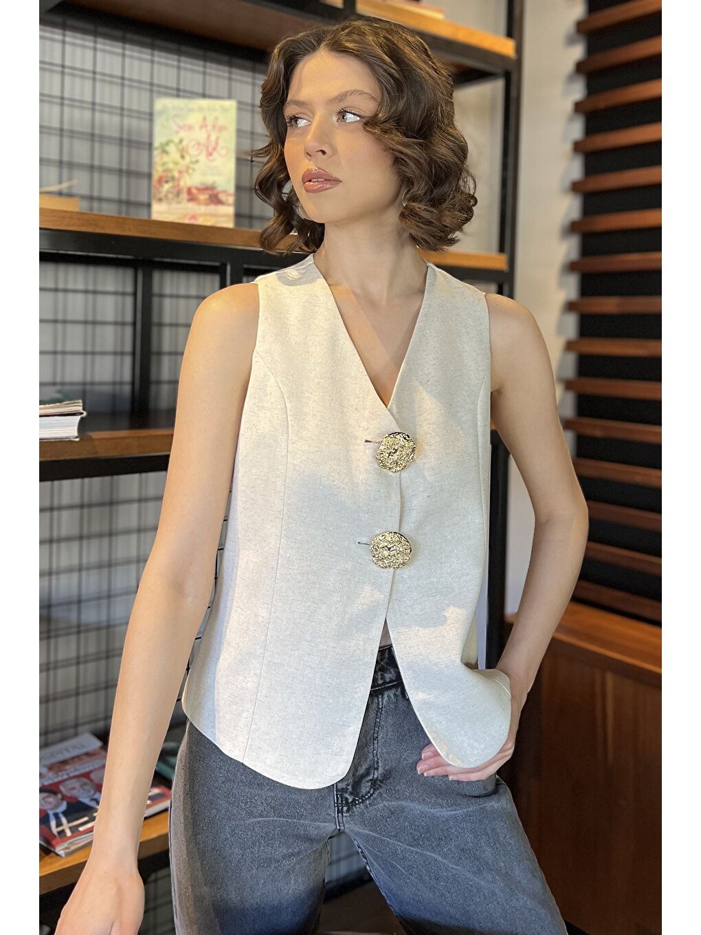 Bej Düğme Detaylı Kadın Keten Yelek-1