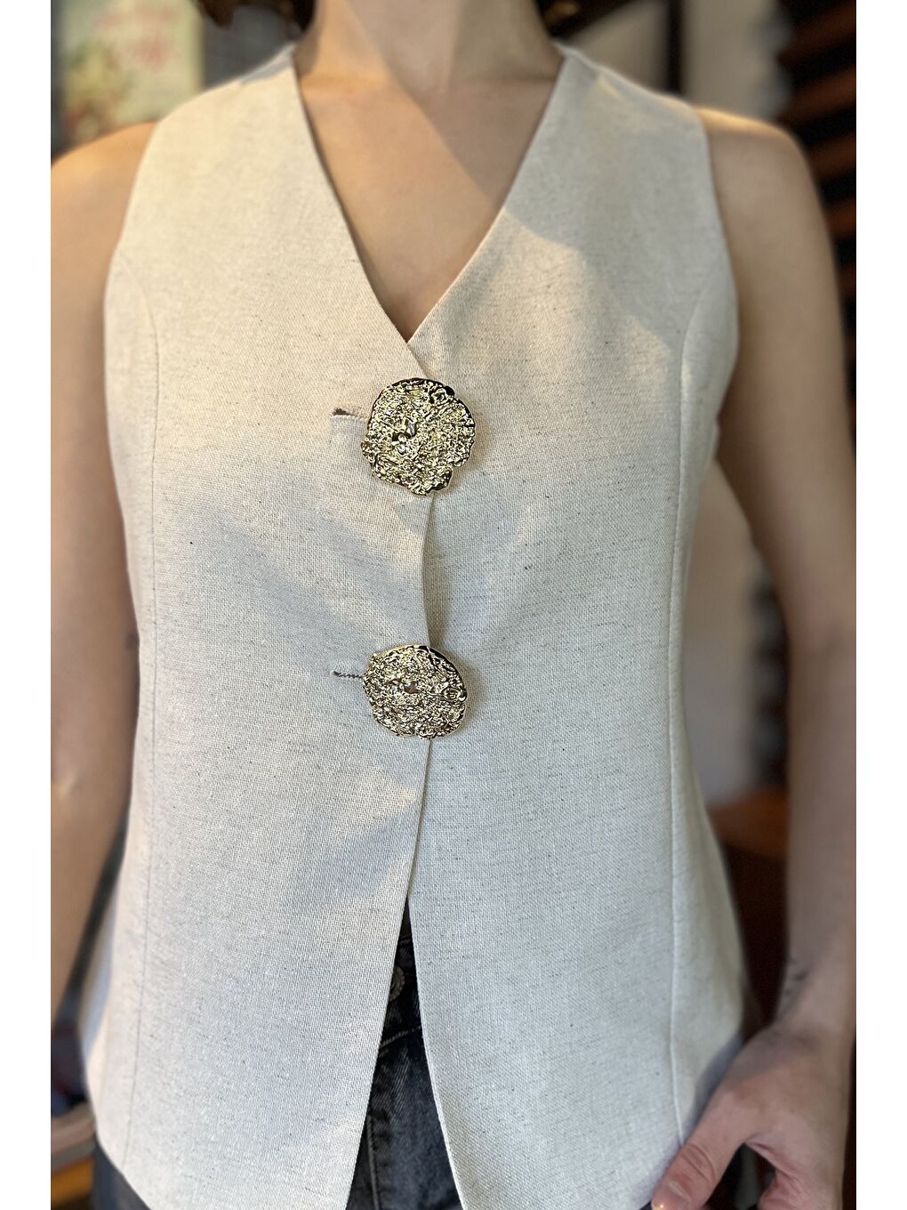 Bej Düğme Detaylı Kadın Keten Yelek-3