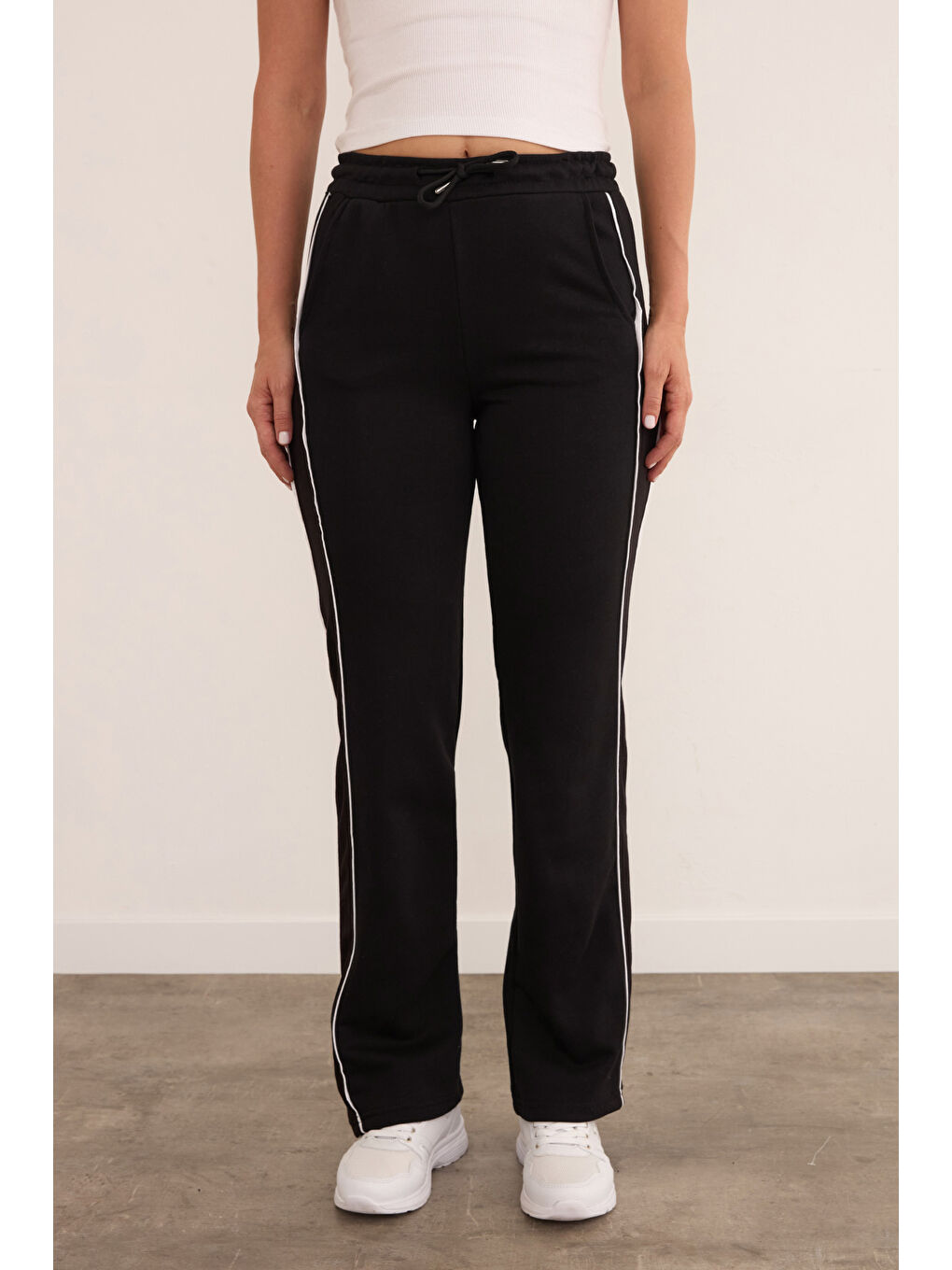 Siyah 3 İplik Yanları Şeritli Bağlamalı Eşofman Altı-1