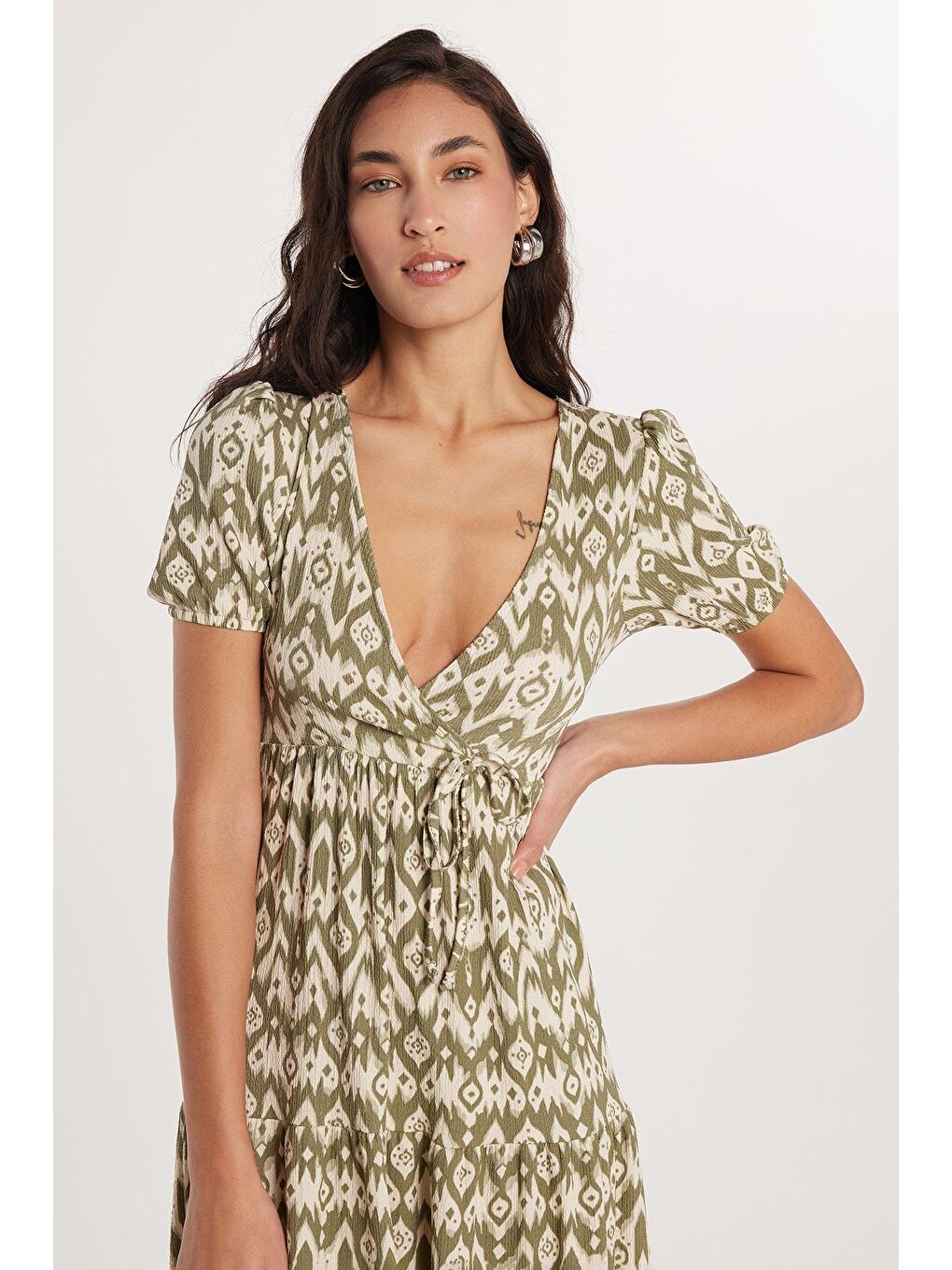 Kadın Slim Fit Dar Kesim Kısa Kollu Baskılı Gofre V Yaka Haki Elbise-1