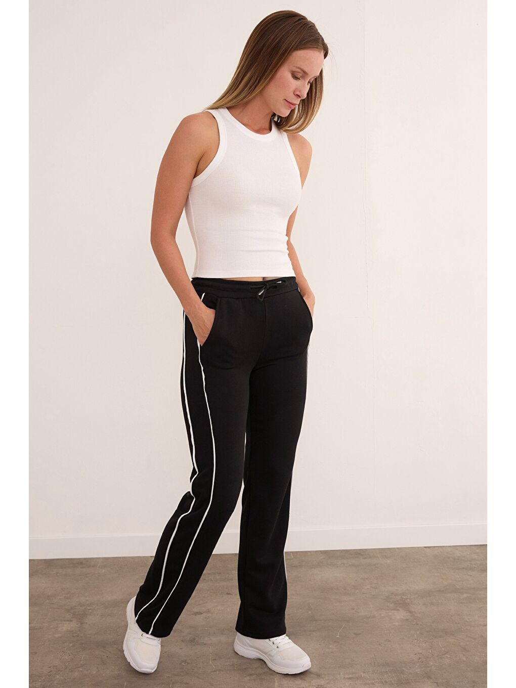 Siyah 3 İplik Yanları Şeritli Bağlamalı Eşofman Altı-3