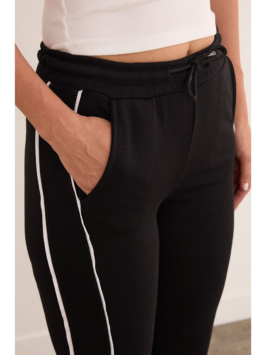 Siyah 3 İplik Yanları Şeritli Bağlamalı Eşofman Altı-4