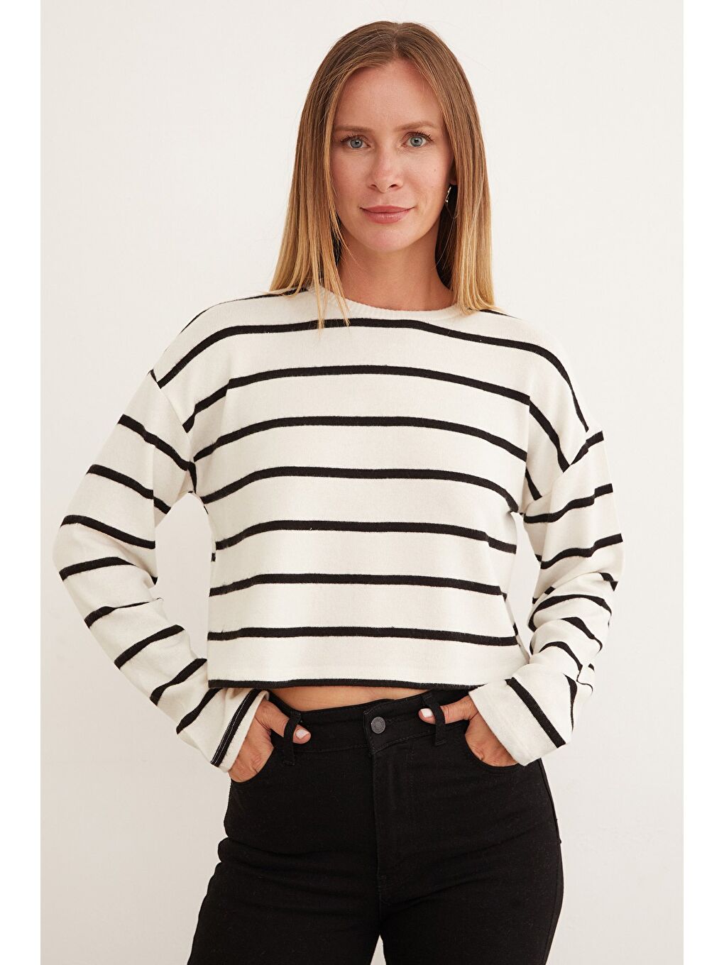 Bej Çizgili Crop Triko Bluz-1