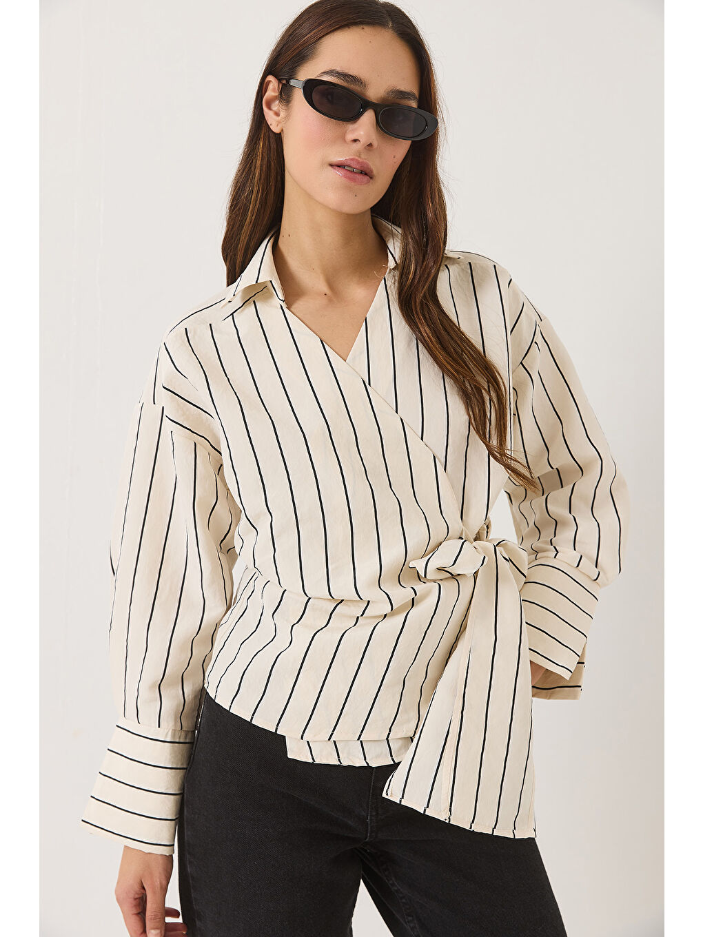 Bej Kadın Çizgili Kruvaze Yaka Yandan Bağlamalı Poplin Gömlek
