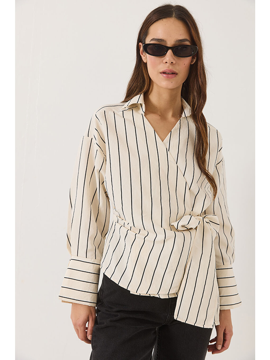 Bej Kadın Çizgili Kruvaze Yaka Yandan Bağlamalı Poplin Gömlek-1