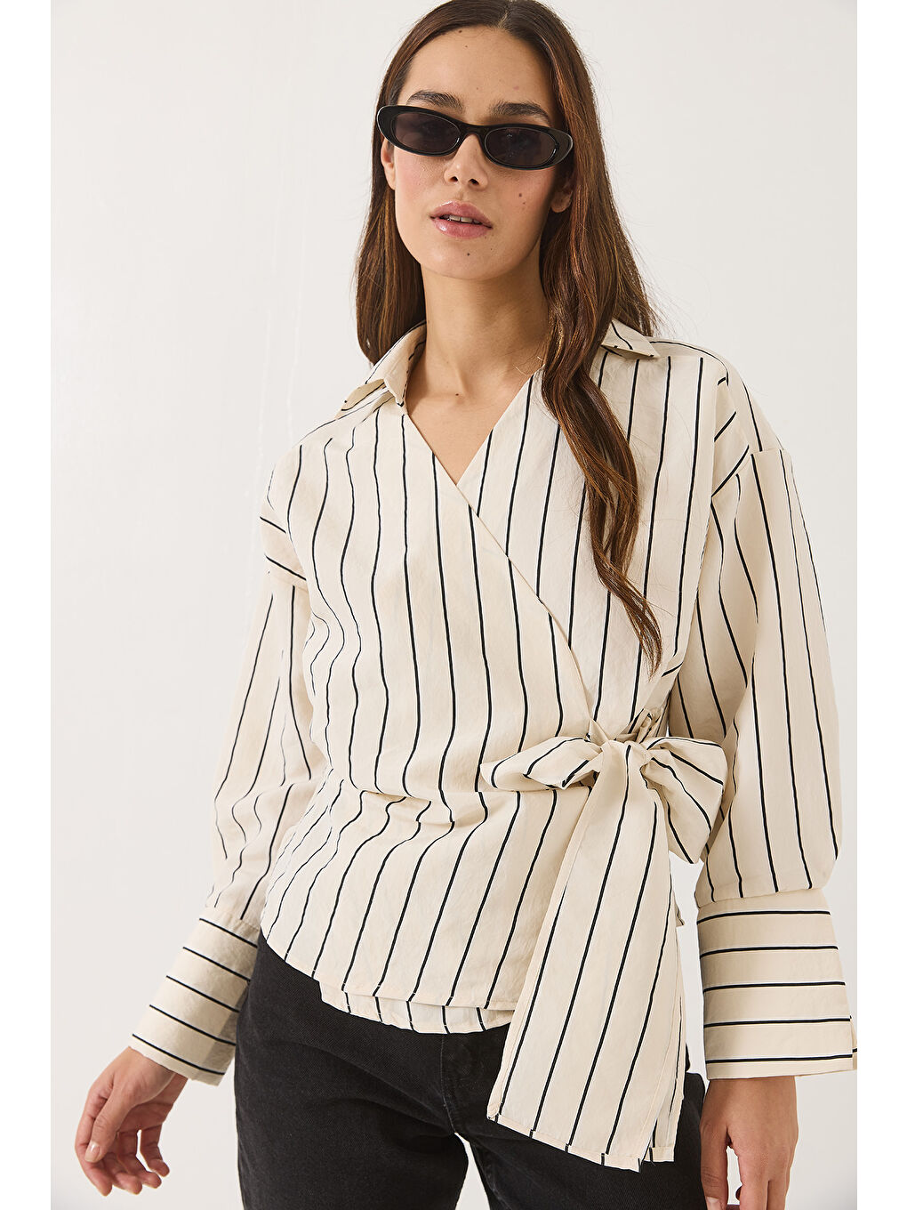 Bej Kadın Çizgili Kruvaze Yaka Yandan Bağlamalı Poplin Gömlek-2