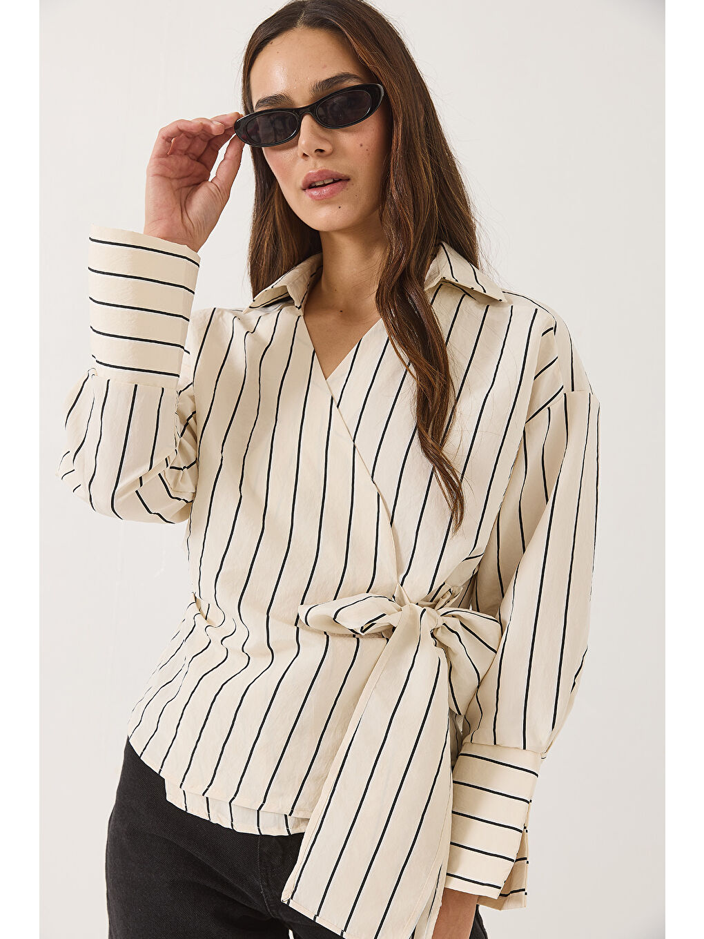 Bej Kadın Çizgili Kruvaze Yaka Yandan Bağlamalı Poplin Gömlek-3