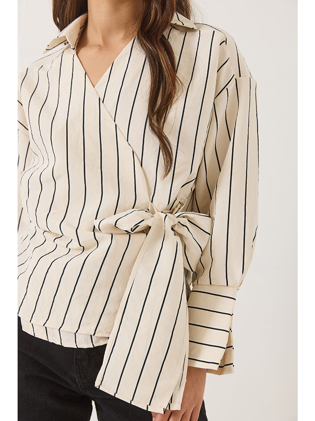 Bej Kadın Çizgili Kruvaze Yaka Yandan Bağlamalı Poplin Gömlek-4