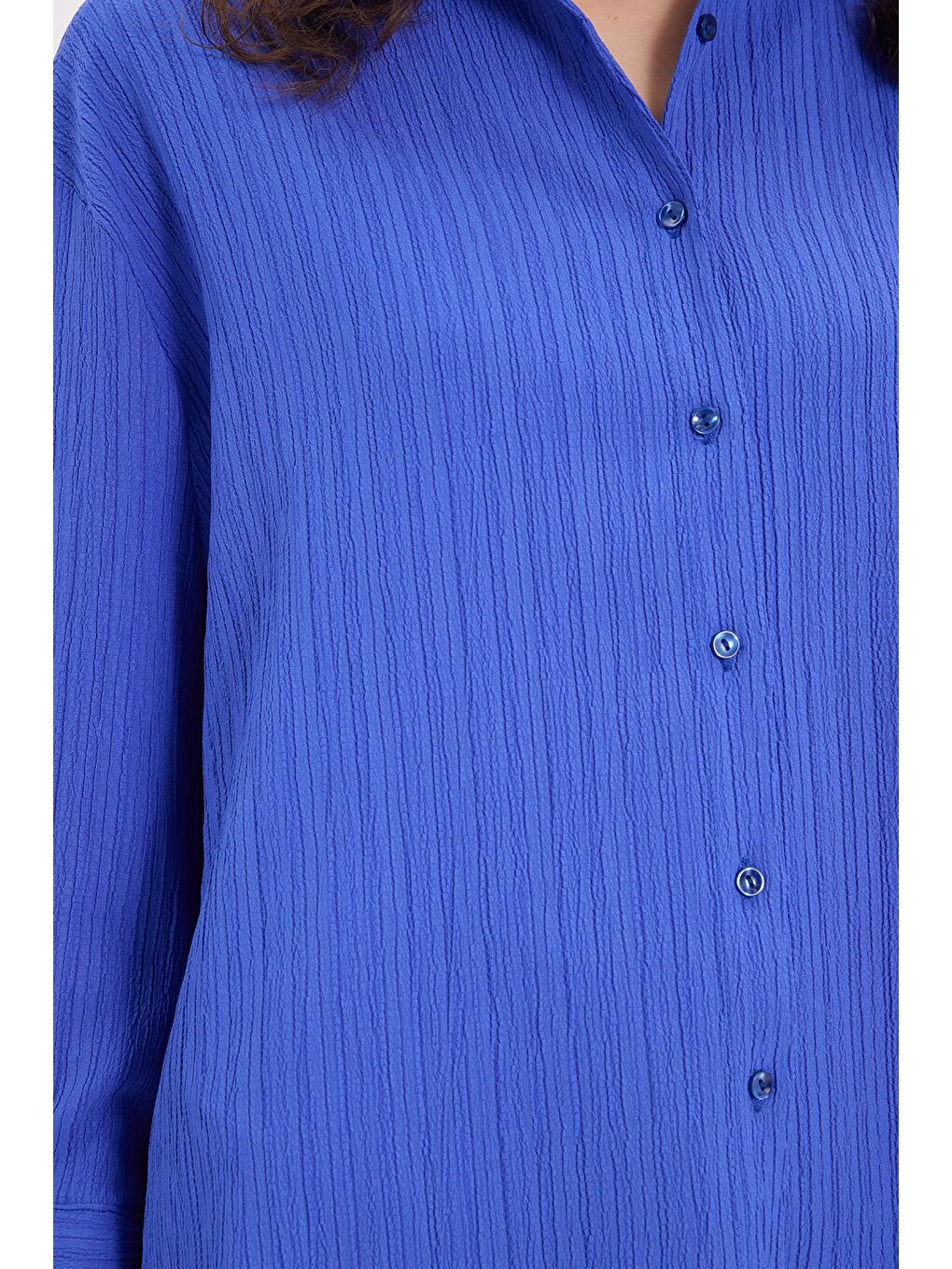 Kadın Oversize Geniş Kesim Bürümcük Pens Detaylı Uzun Kollu Dokulu Saks Mavi Gömlek-2