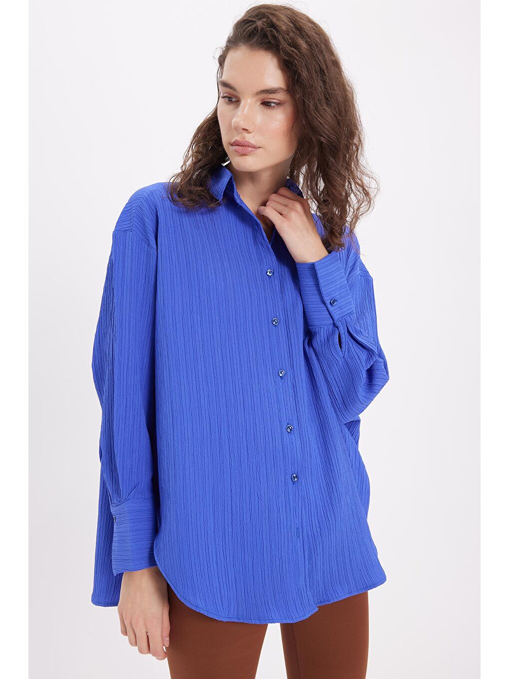 Kadın Oversize Geniş Kesim Bürümcük Pens Detaylı Uzun Kollu Dokulu Saks Mavi Gömlek-4