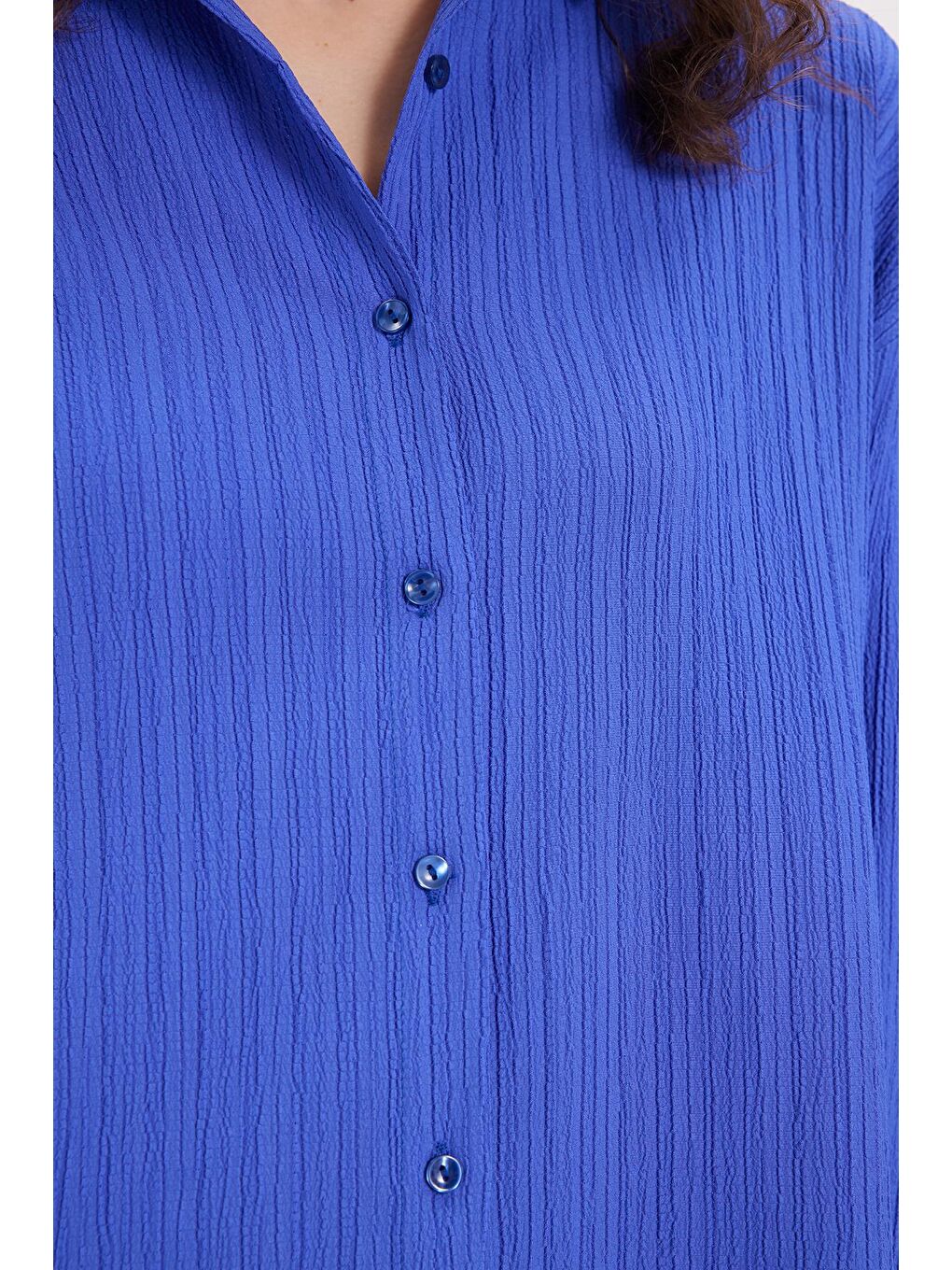 Kadın Oversize Geniş Kesim Bürümcük Pens Detaylı Uzun Kollu Dokulu Saks Mavi Gömlek-5